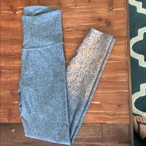 Beyond Yoga grey legging with rose gold detail